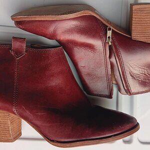 Ankle boots in red